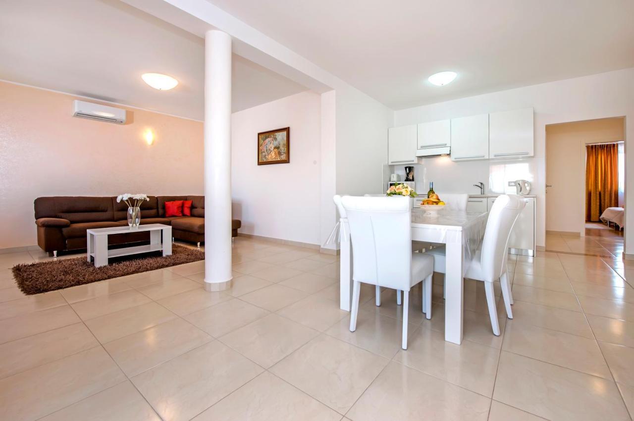 Apartments And Rooms Camaiore Rovinj Exterior photo